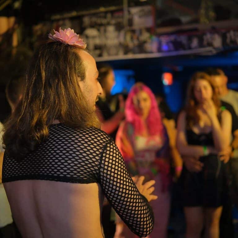 רחבת הפליי בלילה